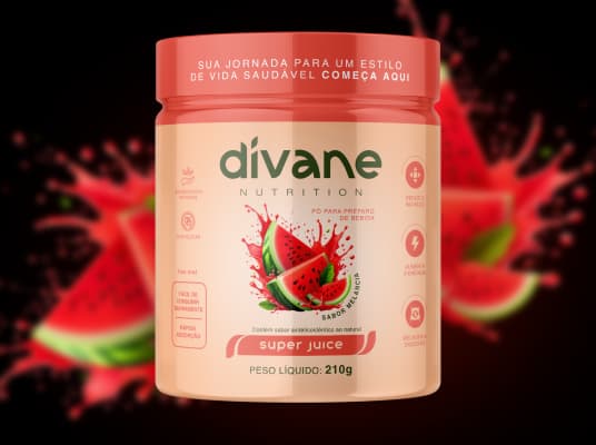 Mulher segurando o Super Juice de Melancia da Divane Nutrition