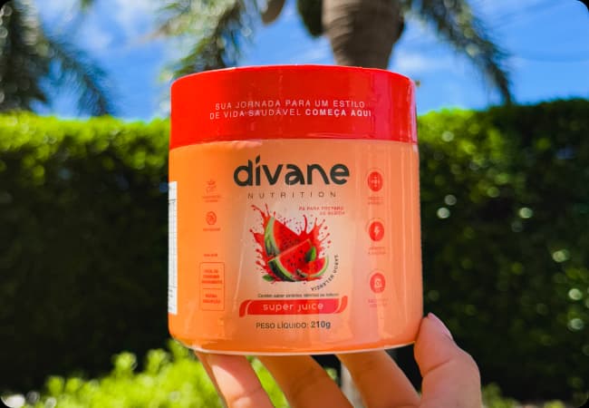 Cliente segurando o Super Juice de Melancia da Divane Nutrition