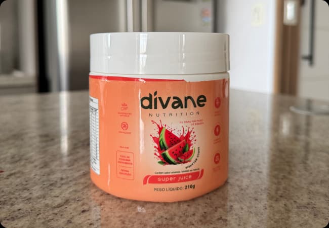 Cliente segurando o Super Juice de Melancia da Divane Nutrition