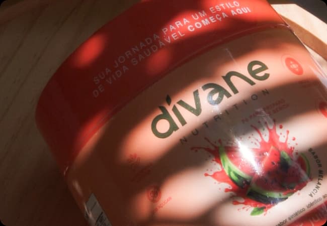 Cliente segurando o Super Juice de Melancia da Divane Nutrition